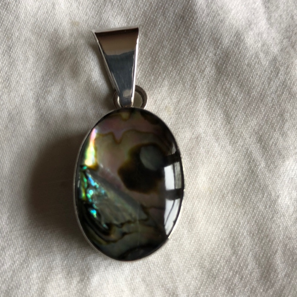 2/$30 Stunning pendant.